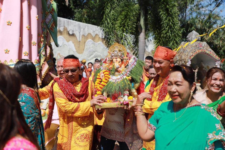 นักท่องเที่ยวชาวไทย-ต่างชาติ พร้อมใจแห่องค์เทวรูปพระพิฆเนศ รอบเมืองนราธิวาส