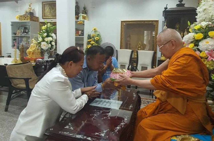 บิ๊กบอสปิ่นแก้ว เศรษฐีนีใจบุญ เข้ารับแผ่นชนวนศักดิ์สิทธิ จาก'พระพรหมวัชรเมธี'วัดอรุณฯ