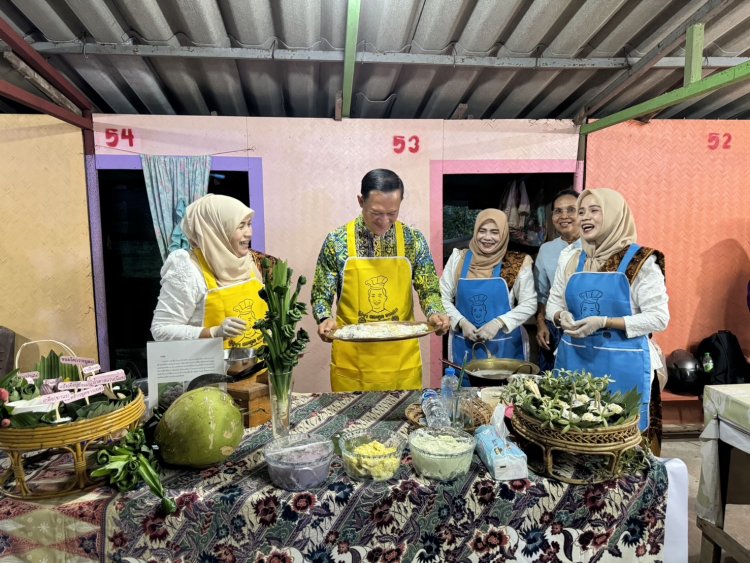 ผู้ว่าฯ นราธิวาส เปิดกิจกรรม “ส่งเสริมเศรษฐกิจฐานราก โดยชุมชนท่องเที่ยว OTOP นวัตวิถี ตลาดน้ำยะกัง”