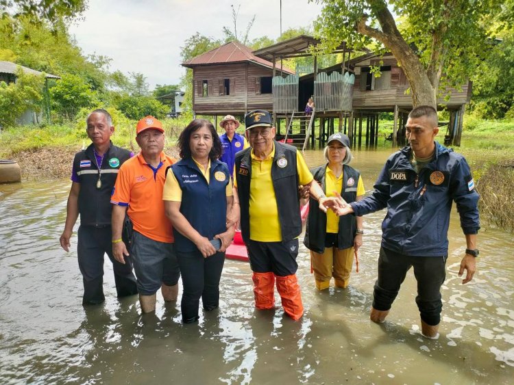 "ภูเบศ"นำทีมกลุ่มจิตอาสามอบถุงยังชีพผู้ประสบภัยน้ำท่วมอยุธยา