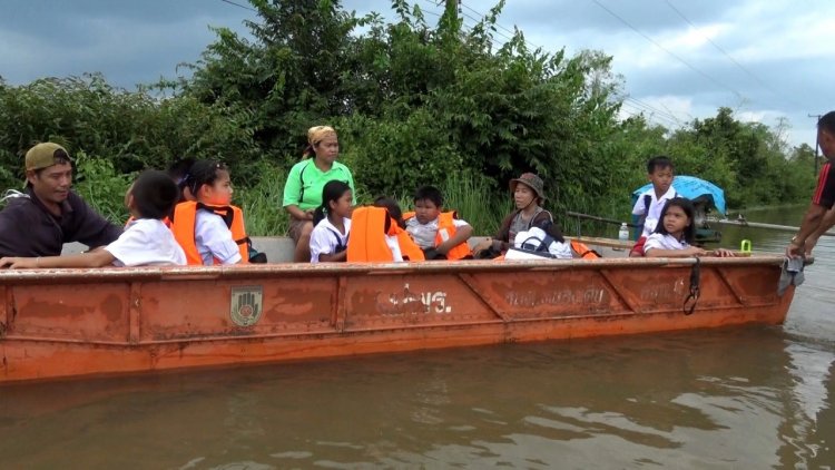น้ำโขงหนุนสูงล้นตลิ่งท่วมถนนที่บึงกาฬ ต้องนำเรือท้องแบน รับ-ส่งเด็กไปโรงเรียน