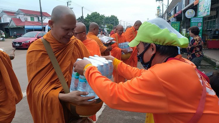 น้ำท่วมพ่ายน้ำใจ! คณะสงฆ์บิณฑบาตข้าวสารอาหารแห้งช่วยเหลือผู้ประสบอุทกภัย