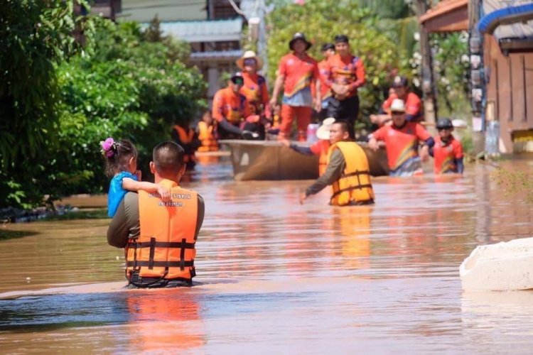 กองทัพภาค 2 ผนึกกำลังครั้งใหญ่ภาครัฐ-เอกชนจัดทำถุงยังชีพช่วยอุทกภัยน้ำท่วมทั่วประเทศ