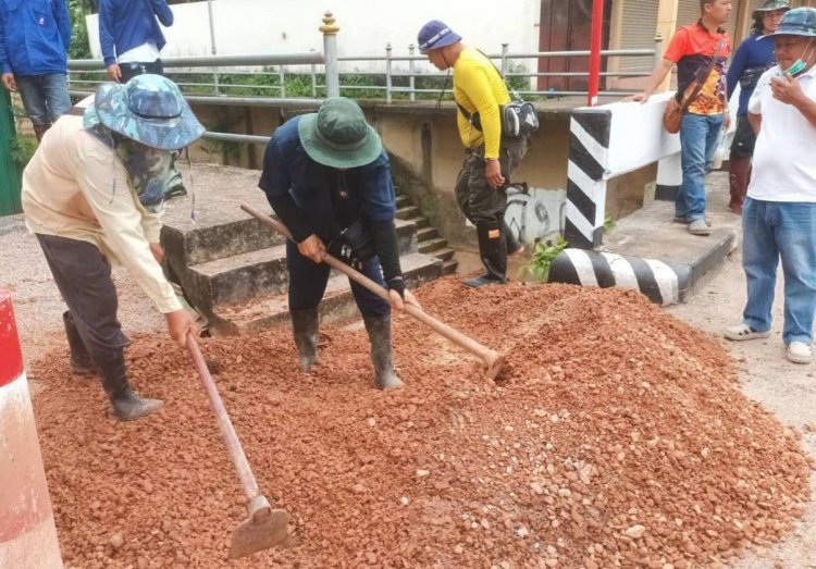 "นุ้ยส์ เมืองฉอด" ประสานงานนำหินคลุก 2 รถดั๊ม เร่งแก้ไขแญหา ดินทรุดตัว