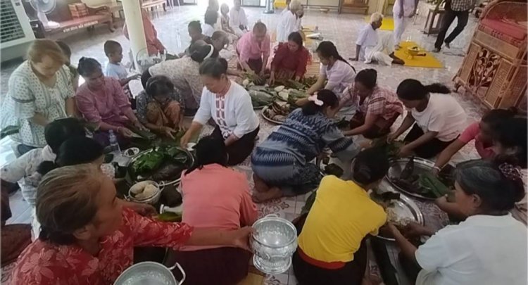 ชาวไทยเชื้อสายอีสานอพยพอยู่ลานสักแห่ทำบุญโยนข้าวสากสืบสานวัฒนธรรมคึกคัก