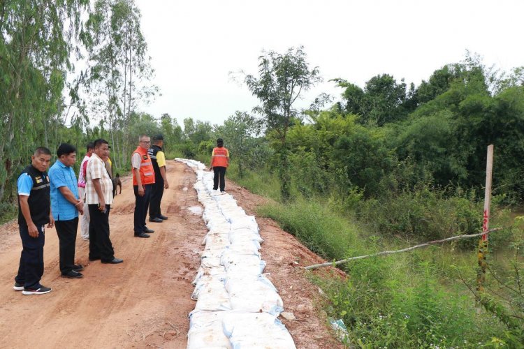 อำนาจเจริญระดมวางกระสอบทรายป้องบ้านดอนว่านพื้นที่น้ำท่วมซ้ำซากทุกปี