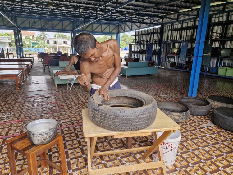 หนุ่มใหญ่พิมายป่วยพาร์กินสันสู้ชีวิตนำยางรถเก่าตัดเป็นกระถางต้นไม้ขายรายได้งาม
