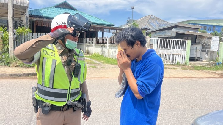 พ่อค้าผ้าไหมถึงกับอึ้ง จอดรถเสียข้างทางเจอ ตร.จราจรชัยภูมิจ่าย 200 ค่าน้ำมัน