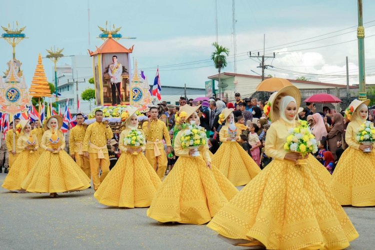 ยิ่งใหญ่ตระการตานับหมื่นแห่ชมริ้วขบวนพหุวัฒนธรรมของดีเมืองนราธิวาสกระตุ้นเศรษฐกิจ