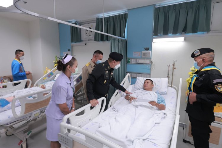 มทภ.4 รุดเยี่ยมทพ.บาดเจ็บ 4 นายเหตุบึ้มบันนังสตา-สั่งยกระดับคุมเข้มยะลา