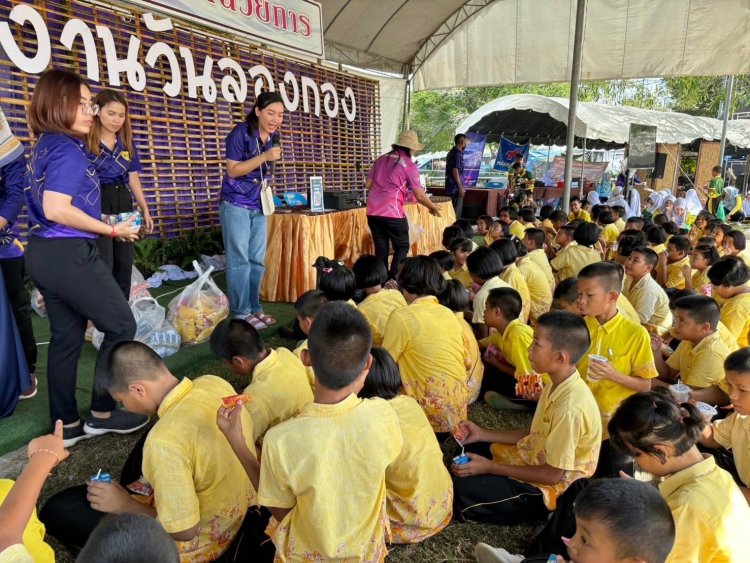 นักเรียนจากโรงเรียนทุกพื้นที่นราธิวาสทยอยเข้าชมนิทรรศภายในงานของดีเมืองนราอย่างคึกคัก