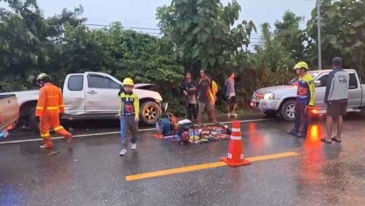 ฝนตก!!กระบะมาไว ชนอัดสิบล้อ ติดภายใน คนขับบาดเจ็บ 1 คนนั่งข้างดับ 1