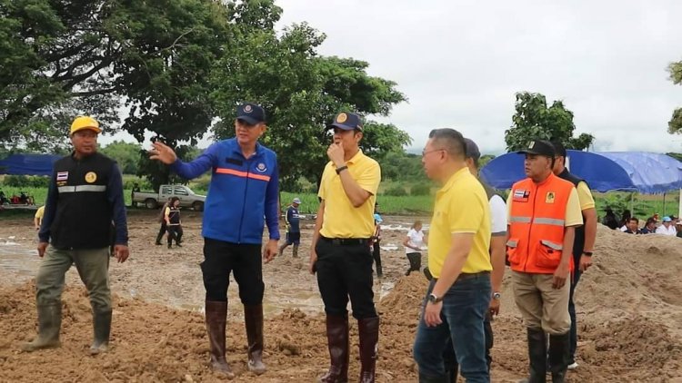 รอง ผวจ.ตาก ลงพื้นที่ อ.สามเงาสั่งเร่งซ่อมแซมเสริมคันดินป้องกันแม่น้ำวังเอ่อล้นตลิ่ง