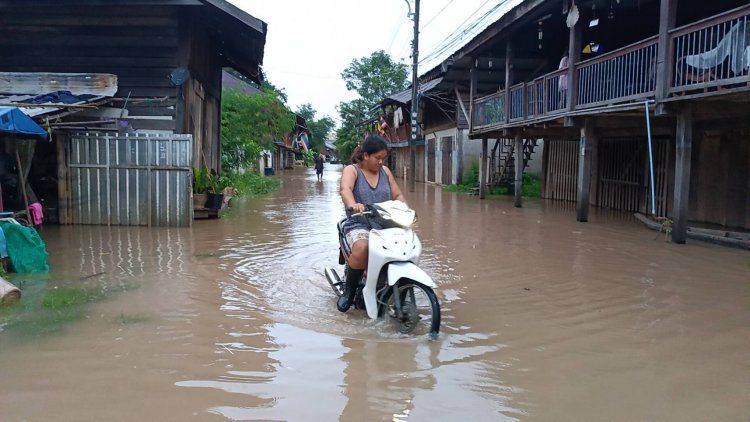 ชุมชนตลาดเก่ากบินทร์บุรีสำลักน้ำ แม่น้ำปราจีนบุรีหนุนสูงเอ่อท่วม