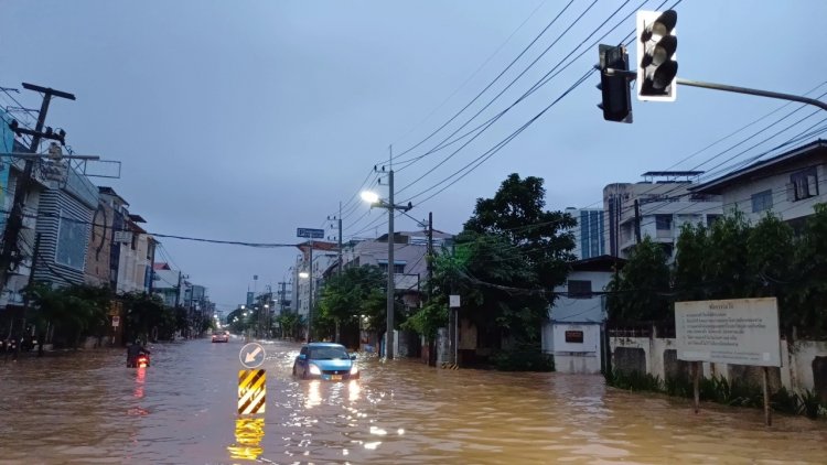 "แม่น้ำปิง"เชียงใหม่วิกฤตล้นทะลักเข้าท่วมบ้านประชาชน-ถนนช้างคลานแล้ว