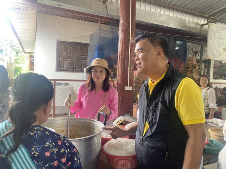 “ผู้ใหญ่หมี แม่สอด” ร่วมงานตานก๋วยสลากที่วัดสว่างอารมณ์