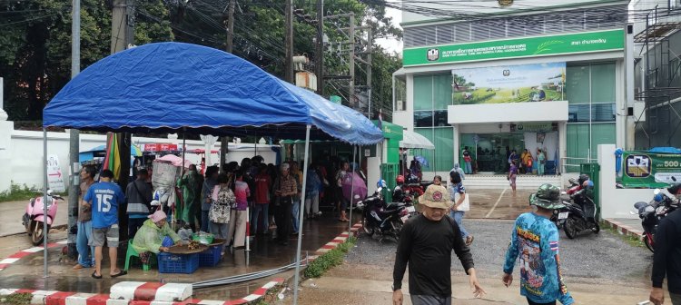 กลุ่มเปราะบางอำนาจเจริญฝ่ายสายฝนถอดเงินหมื่น-พ่อเมืองห่วงใยปชช.กางเต็นท์อำนวยความสะดวก