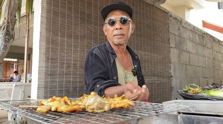 คุณลุงวัย 66 ปีนำเงินหมื่นต่อยอดชีวิตลงทุนเปิดร้านขายปลาหมึกย่างไม้ละ 10 บาท