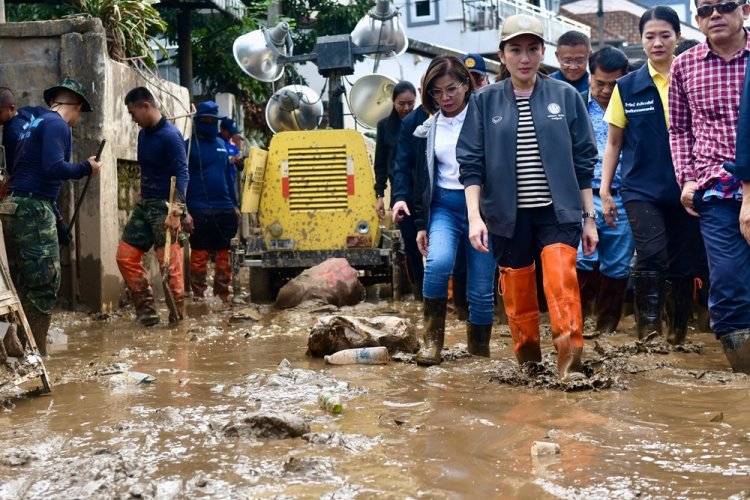 นายกฯแพทองธารขึ้นเหนือลุยโคลนให้กำลังใจชาวแม่สายย้ำรัฐบาลไม่ทอดทิ้ง