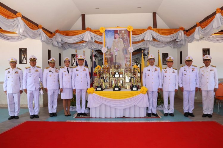 อัญเชิญถ้วยพระราชทาน เรือกอและ เรือยอกอง และเรือคชสีห์ชิงถ้วยพระราชทานหน้าพระที่นั่ง ในงานของดีเมืองนรา