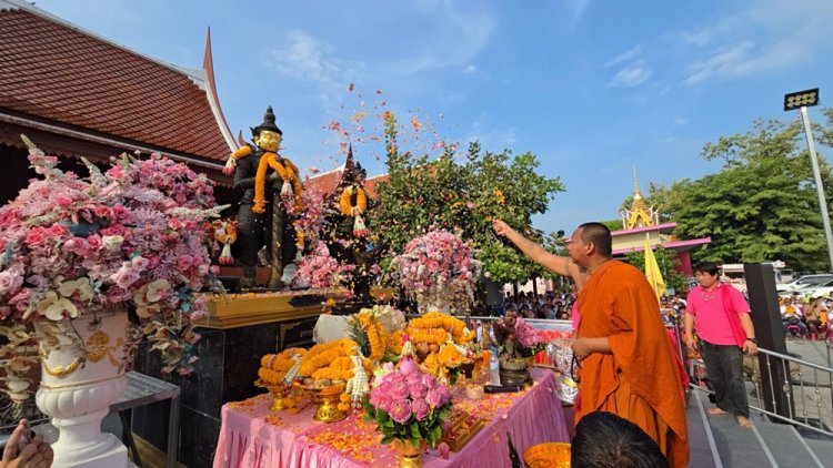 “เก่ง ธชย”พร้อมสาวงามประกวดมิสแกรนด์แห่ขอพรท้าวเวสสุวรรณหน้าทองคำ