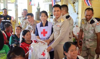 "รองบานาน่า"นำกาชาดฯ  มอบชุดธารน้ำใจช่วยเหลือผู้ประสบอุทกภัย ในพื้นที่ อ.สามเงา