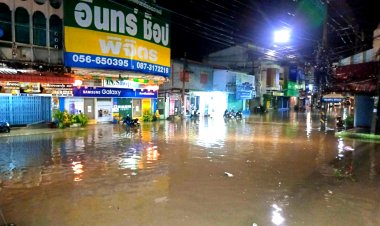 พิจิตรฝนตกหนักน้ำรอการระบายส่งผลท่วมในย่านธุรกิจเหตุระดับน้ำในแม่น้ำน่านขึ้นสูงเสมอตลิ่ง