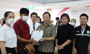 ผู้ว่าฯปทุมธานี นำความห่วงใยจากนายกฯและคณะรัฐมนตรีเยี่ยมเหยื่อรถบัสมรณะ