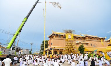 พ่อเมืองชลบุรีเชิญเสาเต็งโกแขวนตะเกียง 9 ดวง เปิดเทศกาลกินเจ