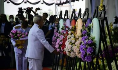 ประธานองคมนตรี เชิญพวงมาลาพระราชทาน วางหน้าหีบศพ 23 ชีวิตไฟไหม้รถบัส