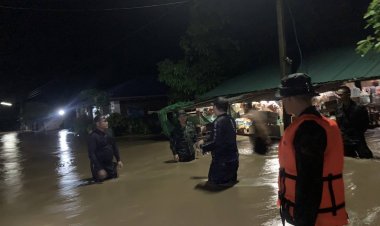 ฝนตกหนักน้ำล้นตะลิ่งท่วมบ้านเรือนอำเภอพบพระอพยพวุ่นกลางดึก