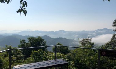 แวะมาเที่ยวเมืองเลย วัดฝีเท้าพิชิต “ภูบ่อบิด” ชมทะเลหมอกยามเช้า