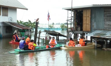 สสจ.พิจิตรจับมือนอภ.โพธิ์ประทับช้างลงพื้นที่มอบสิ่งของช่วยผู้พิการทางสายตาและผู้ป่วยติดเตียงบ้านถูกน้ำท่วม