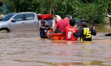 "ทอ.-กู้ภัย" ระดมเรือช่วยเหลือผู้ประสบภัยน้ำท่วมเชียงใหม่ บางจุดยังท่วมสูง