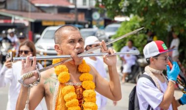 นักท่องเที่ยวร่วมรับองค์พระในพิธีแห่พระรอบเมืองงานประเพณีถือศีลกินผักจังหวัดภูเก็ต