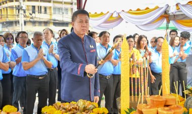 พ่อเมืองชลบุรีบวงสรวงสมเด็จพระเจ้าตากสินเพื่อความเป็นสิริมงคล ในงานประเพณีวิ่งควายจังหวัดชลบุรี