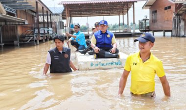 นอภ.เมืองปทุมธานีลุยน้ำเคาะประตูบ้านช่วยน้ำท่วม