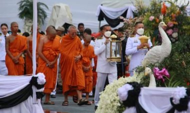 ประธานองคมนตรีประธานพิธีพระราชทานเพลิงศพ ครู-นักเรียน ประชาชนแห่ร่วมอาลัยแน่น