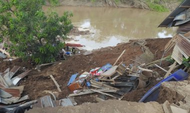 สุโขทัยเกิดเหตุตลิ่งริมแม่น้ำยมทรุดตัวซัดบ้านพังทลายลงน้ำดับ 1 สูญหาย 1