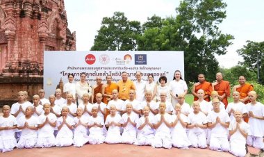 ‘แพนเค้ก-ดร.โก้’ ร่วมปลงผมบวชนาค นำ 32 เยาวชนบรรพชา ที่ประเทศอินเดีย