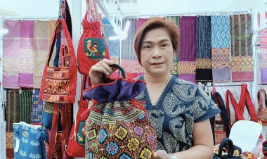 “อิ๋วผ้าทอศรีสุดา” ถ่ายทอดมรดกลวดลายบน “ผืนผ้าทอลาวครั่ง” แห่งบ้านไร่