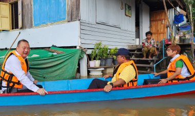 นายก อบจ.พิจิตร นำทีมหมออนามัยและ อสม.ลงเรือพายส่งยารักษาโรค ให้ผู้ป่วยเรื้อรังที่บ้านเรือนริมน้ำยมน้ำท่วม ติดเกาะ