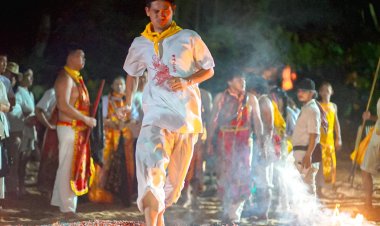 เมืองเบตงคึกคัก ม้าทรงไทย-มาเลเซีย ร่วมแสดงอิทธิฤทธิ์ลุยกระเบื้อง ลุยไฟ