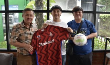 ปลุกขวัญกำลังใจ!"บิ๊กทิน"มอบเสื้อฟุตซอล-เสื้อทีมโลก พร้อมเซ็นต์ชื่อ ให้ "น้องบุ๊ค" และเพื่อนมิตร