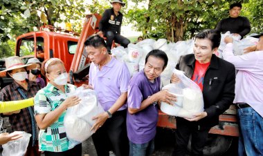สุรพงษ์ควงพร้อมพงศ์ และกลุ่มเพื่อนธรรมนัส ลงพื้นที่มอบถุงยังชีพ 3,300 ถุง ชาวบ้านอำเภอสามโคก