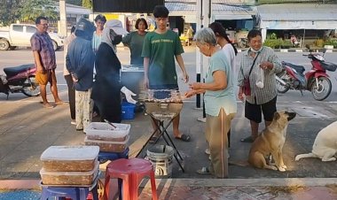 แม่ค้าปลื้ม!!วันเกิดผู้ใจบุญเหมาหมูปิ้งเตาถ่านแจกฟรีจนหมด