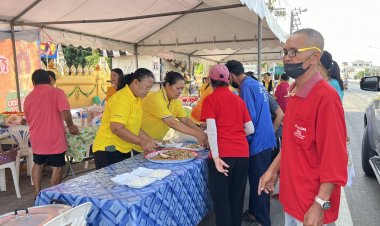 ประชาชนจิตอาสาชัยภูมิ ทำโรงทานแจกอาหารฟรี ถวายเป็นพระราชกุศลวันคล้ายวันสวรรคต ร.9