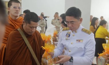 ตาก จัดพิธีทำบุญตักบาตร วางพวงมาลา และพิธีสวดพระพุทธมนต์ถวายพระราชกุศล