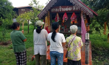ชาวบ้านแห่ขอโชคเจ้าแม่มาลิสาทางโค้ง ได้เลขเด็ดเสี่ยงดวงในวันหวยออก