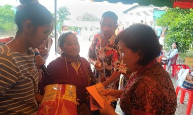 เศรษฐีลานมันใจบุญแจกข้าวสาร 2 ตันแก่คนจน ทำบุญให้ญาติที่เสียชีวิต